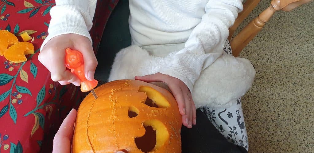 Izzy Carving her pumpkin face